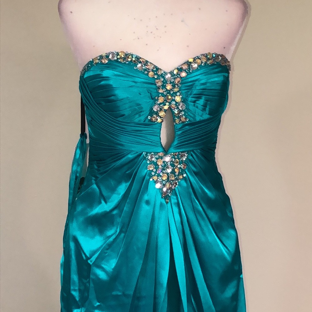 Satin gathered bodice with train - Picture 14 of 15